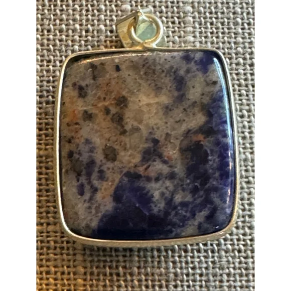Sodalite square pendant in sterling silver with deep blue color - Picture 5 of 6